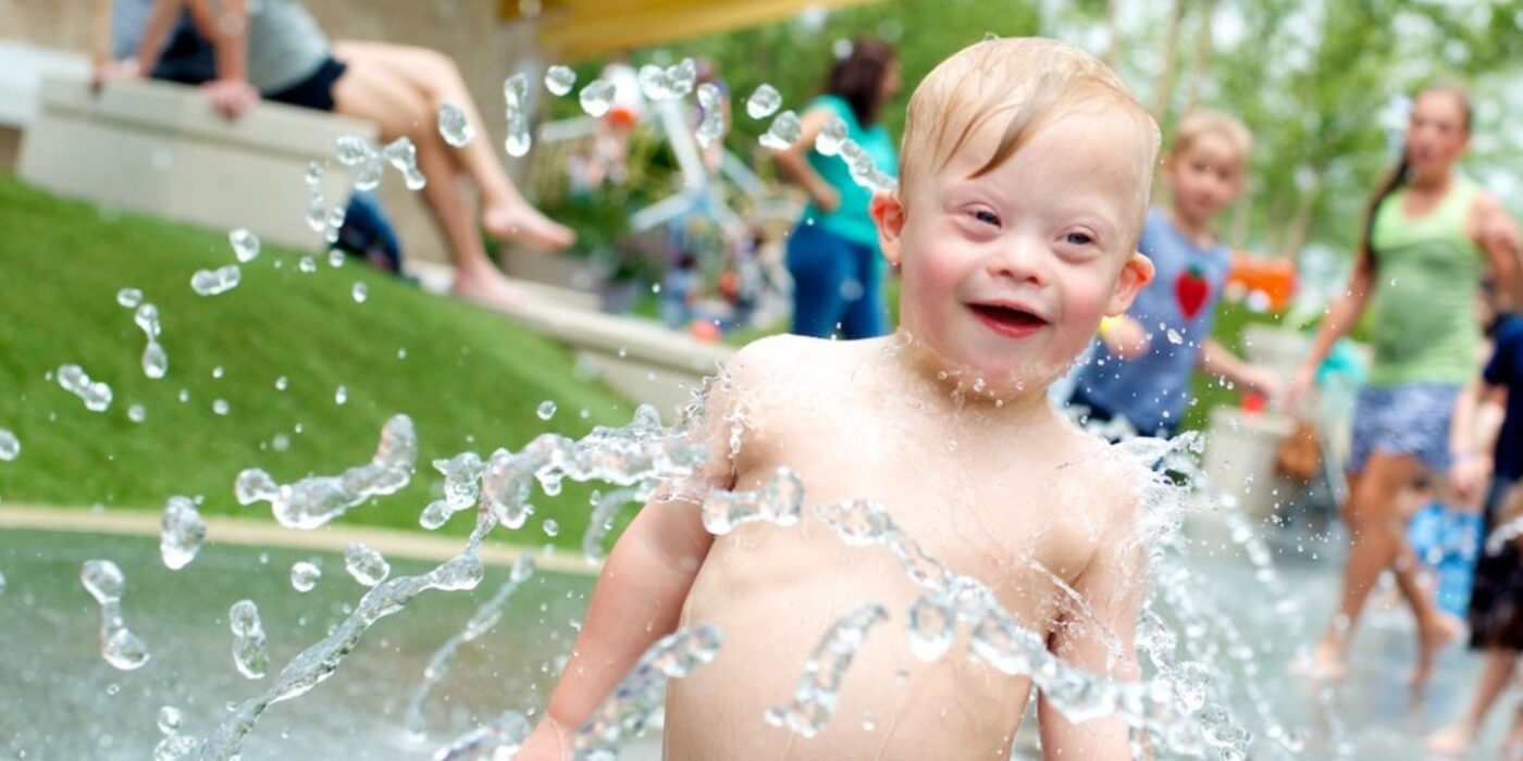 child-playing-water-klyde-warren-park